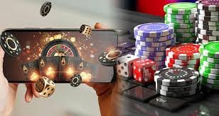 Filipino player managing 7game10 VIP account on a mobile phone